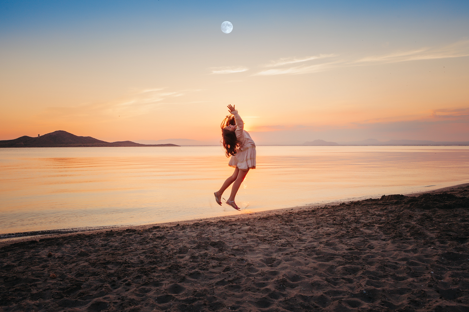 Niña al atardecer en la playa
